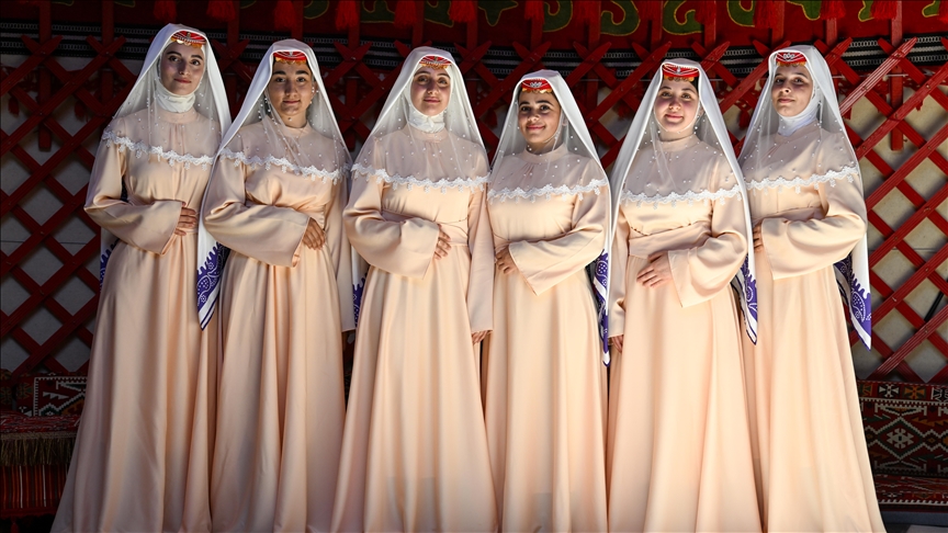 Anadolu kadınları yöresel kıyafetleriyle Malazgirt Zaferi kutlamalarını renklendirdi