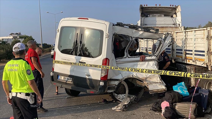 Mersin'de öğrencileri taşıyan minibüs tıra çarptı, 1'i çocuk 2 kişi hayatını kaybetti, 10 kişi yaralandı