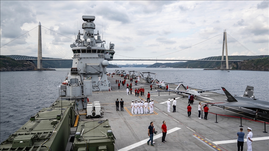 Anija luftarake transportuese e dronëve TCG Anadolu kalon ngushticën e Stambollit