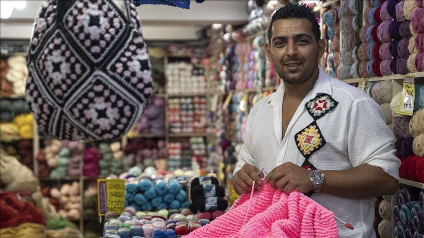 Kayınpederinin dükkanını devralan "Yüncü Damat" el emeği örgülerini defilede sergilemek istiyor