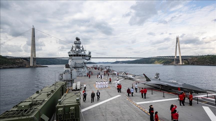 Турскиот носач на дронови ТЏГ Анадолу вплови низ Босфорот во рамки на настанот „ТЕХНОФЕСТ Сина татковина“