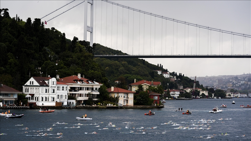 Istanbul: Više od 2.800 sportista plivalo 6,5 kilometara s jednog kontinenta na drugi
