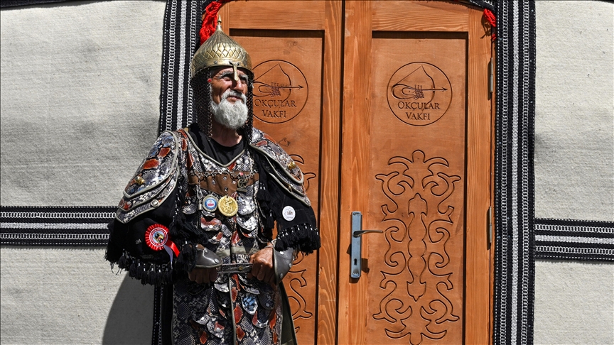 Temsili savaş kıyafetiyle şehirleri dolaşan "71'lik delikanlı", Ahlat'ta gençlerin ilgi odağı oldu