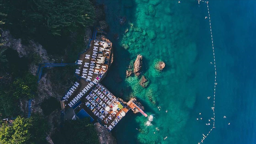 Antalya'nın mavi bayraklı falez plajları 200 bini aşkın ziyaretçiyi ağırladı