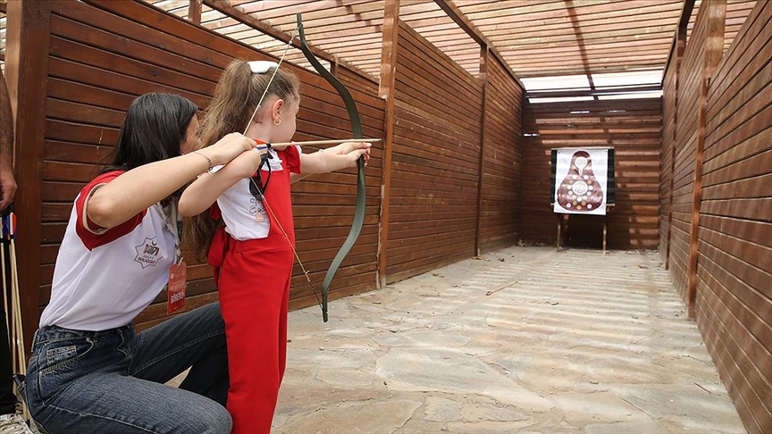 Çocuklar ve gençler ok atıp ata binerek atalarının kültürünü öğreniyor