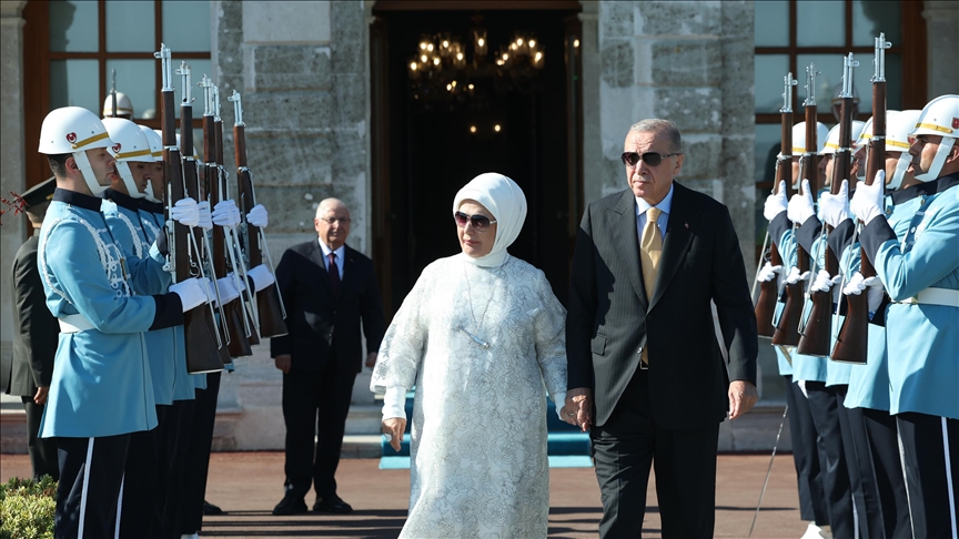 Erdogan salue les navires traversant le détroit d’Istanbul dans le cadre du défilé TEKNOFEST (Patrie bleue)