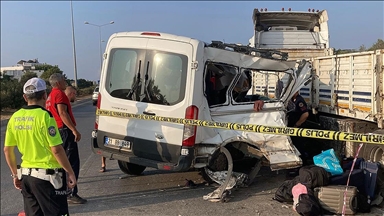 Mersin'de öğrencileri taşıyan minibüs tıra çarptı, 1'i çocuk 2 kişi hayatını kaybetti, 10 kişi yaralandı