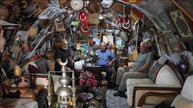 Müze gibi evinde 40 yıldır biriktirdiği antikaları sergiliyor