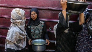 Palestinci u dugim redovima za tople obroke u glađu pogođenoj Gazi