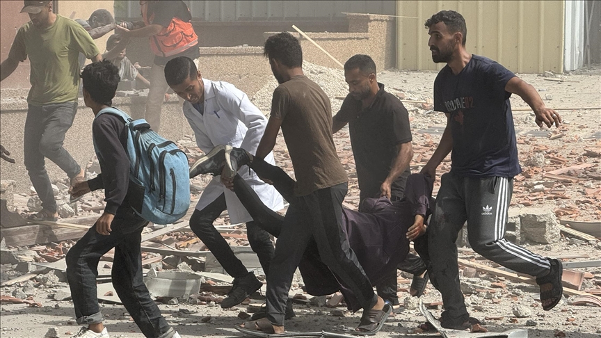 بينهم 5 صحفيين.. إسرائيل تقتل 20 فلسطينيا بقصف مجمع ناصر