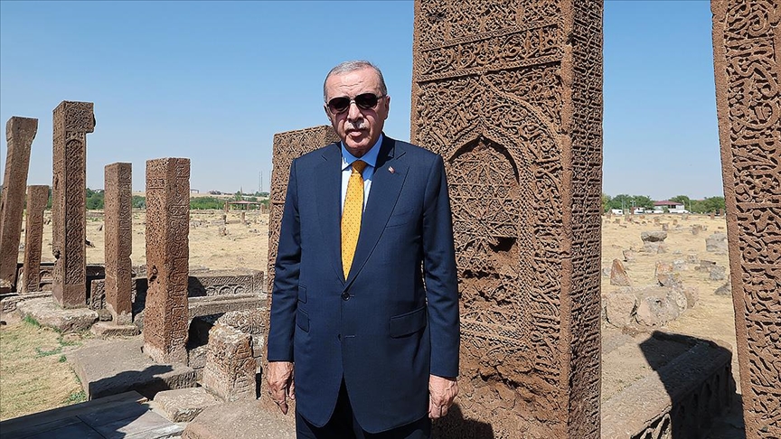 Cumhurbaşkanı Recep Tayyip Erdoğan, Ahlat'ta Selçuklu Meydan Mezarlığı'nı ziyaret etti
