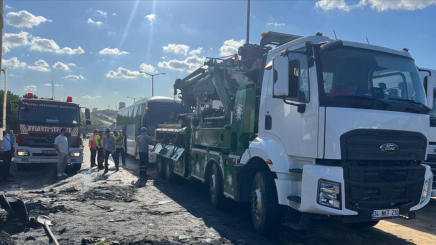 Küçükçekmece TEM Otoyolu'ndaki zincirleme kazada 1 kişi hayatını kaybetti, 16 kişi yaralandı
