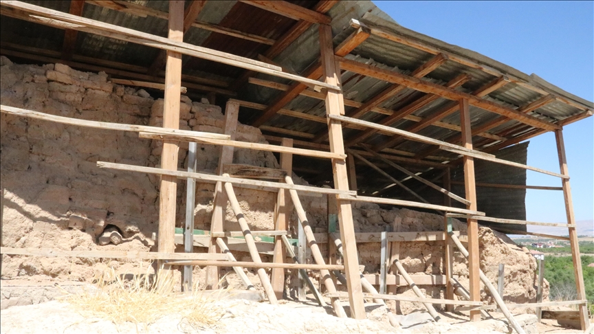 Depremde hasar alan Arslantepe Höyüğü'ndeki kale duvarları onarılıyor