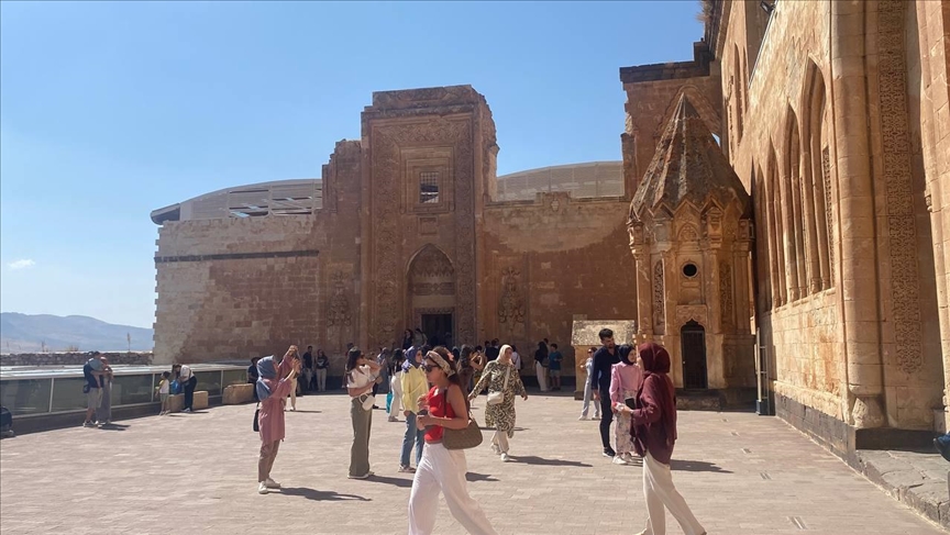 Qesra Îshaq Paşa di betlenaya havînê da mazûvaniya kesên ku ji çar aliyê welêt hatine dike