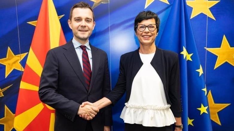 Kryediplomati i Maqedonisë së Veriut takohet me komisaren për zgjerim të BE-së në Bruksel