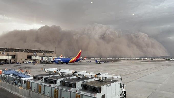 SHBA, "Stuhia e pluhurit Muson" në Phoenix mbulon aeroportin
