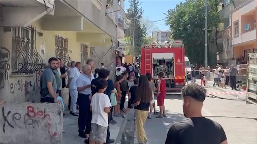 Küçükçekmece'de kağıt atıkların toplandığı depoda yangın çıktı