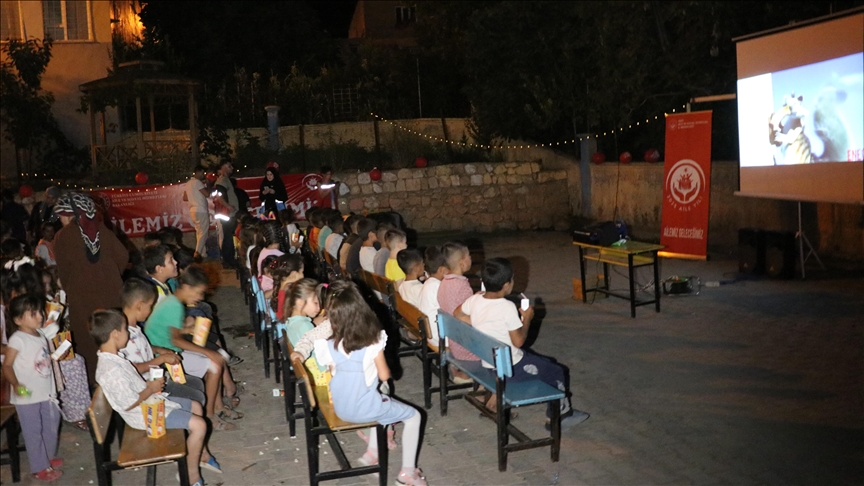 Li Sêrtê gundî di bin stêrkan da fîlman temaşe dikin