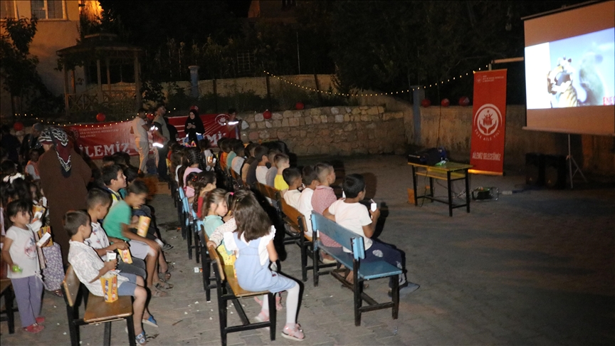 Siirt'te köylerdeki aileler yıldızların altında sinema ile buluşturuluyor