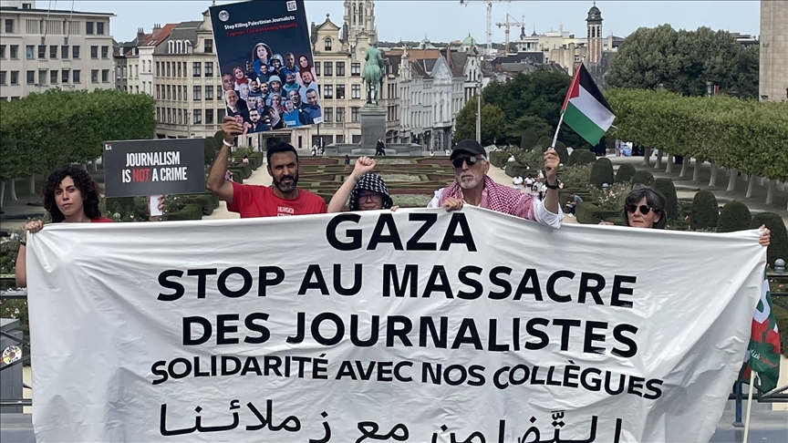 Brüksel'de uluslararası gazeteciler İsrail'in Gazze'de meslektaşlarını katletmesini protesto etti 
