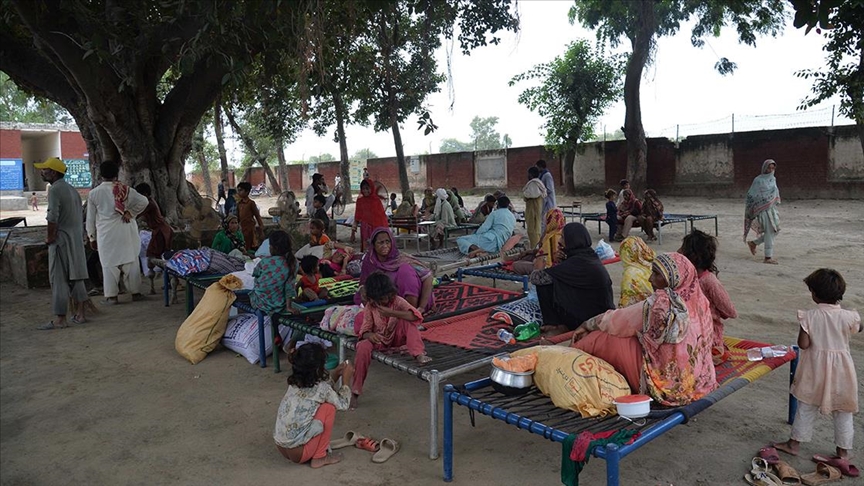 Pakistan, Hindistan'ın muson yağışlarıyla dolan barajları açması nedeniyle on binlerce kişiyi tahliye etti