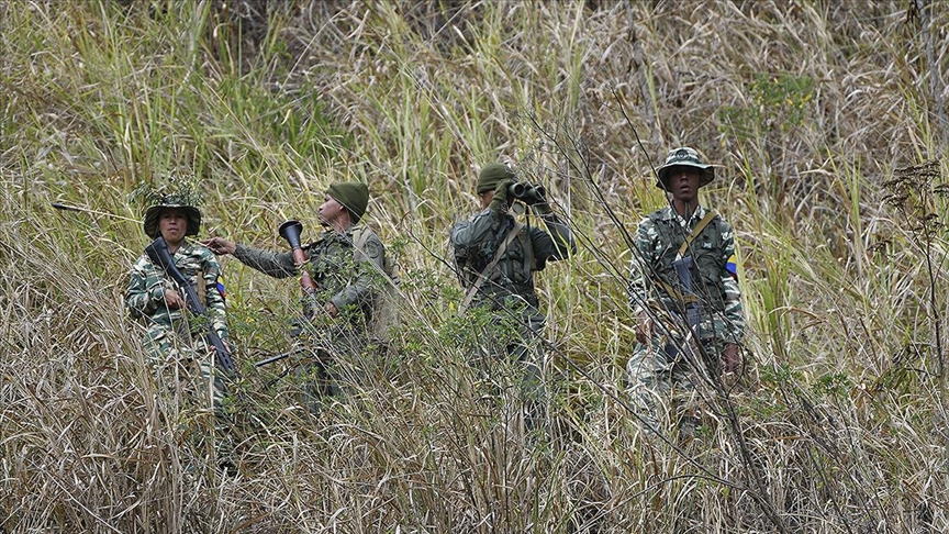 Venezuela, Kolombiya sınırına 15 bin güvenlik gücü yerleştirecek