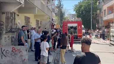 Küçükçekmece'de kağıt atıkların toplandığı depoda yangın çıktı