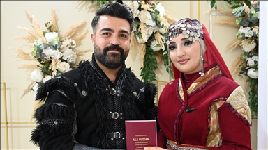 Osmaniye'de bir çift nikah masasına geleneksel kıyafetlerle oturdu
