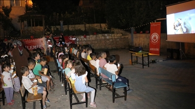 Siirt'te köylerdeki aileler yıldızların altında sinema ile buluşturuluyor