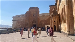 Qesra Îshaq Paşa di betlenaya havînê da mazûvaniya kesên ku ji çar aliyê welêt hatine dike
