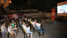 Li Sêrtê gundî di bin stêrkan da fîlman temaşe dikin