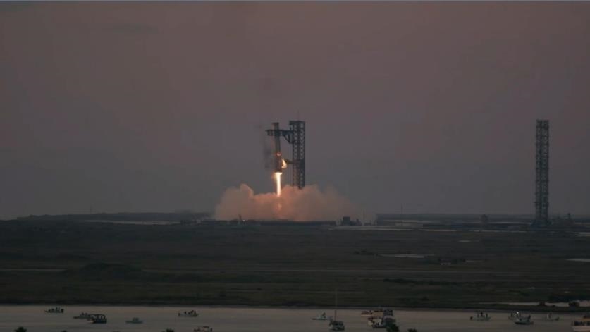 Starship компании SpaceX успешно завершила свой 10-й испытательный полет
