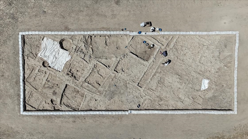 Karaman'daki Canhasan 3 Höyüğü'nde bulunan "sokak yapısı"nda kazı sürüyor