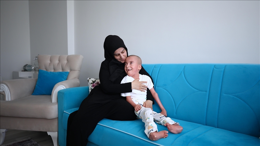 Balık pulu hastası bir oğlunu kaybeden anne, ömrünü diğer hasta evladına adadı