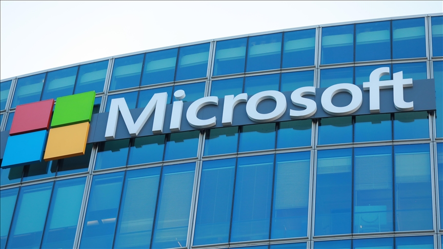 Microsoft'un genel merkezinde toplanan göstericiler, şirketin İsrail ordusuyla işbirliğini protesto etti
