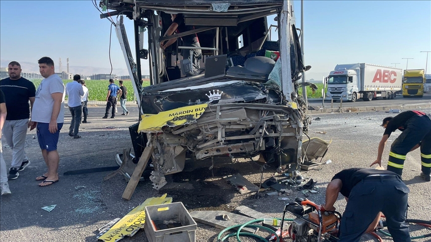 Li Mêrdînê otobêsa gel û TIR li hev qelibîn, kesek mir û 9 kes jî birîndar bûn