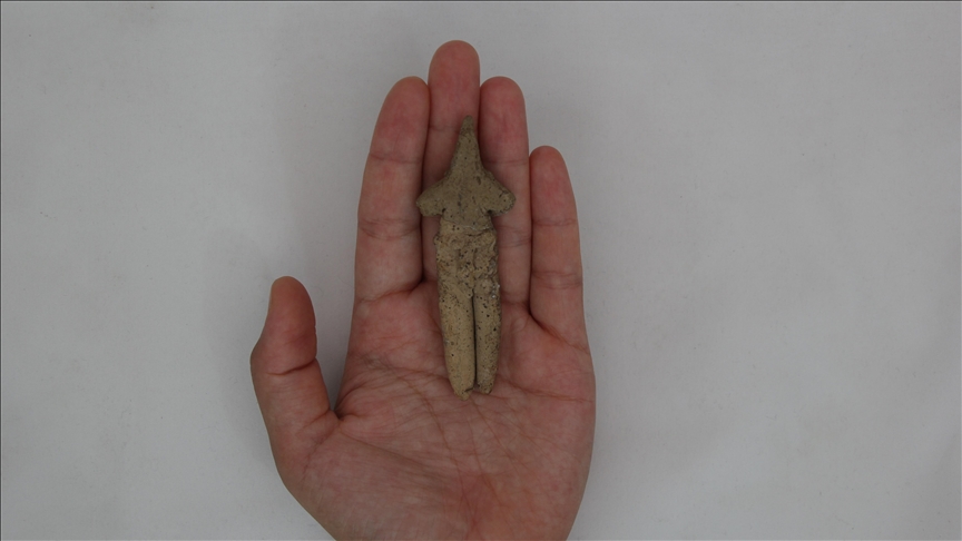 İzmir'deki Ulucak Höyüğü kazılarında 8 bin yıllık kil figür bulundu