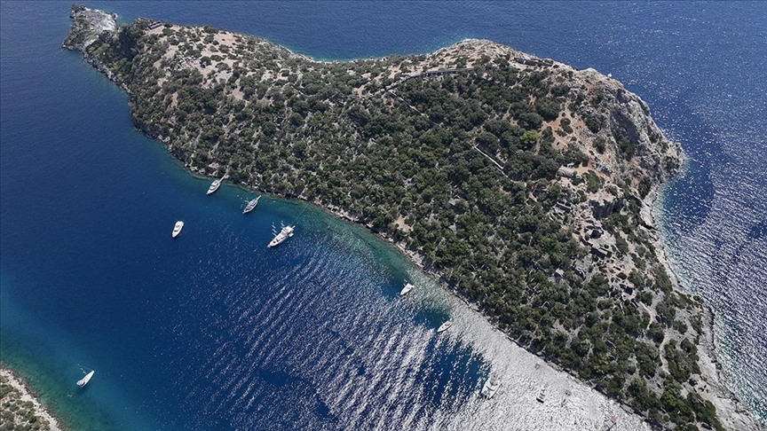 Fethiye'de tarihi Gemiler Adası, mavi tur yapanların uğrak noktası oldu