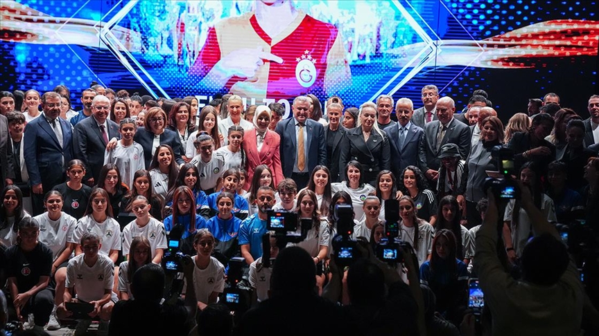 Kadın futbolcuların "II. Kristal Ayaklar Ödül Töreni" Ankara'da yapıldı