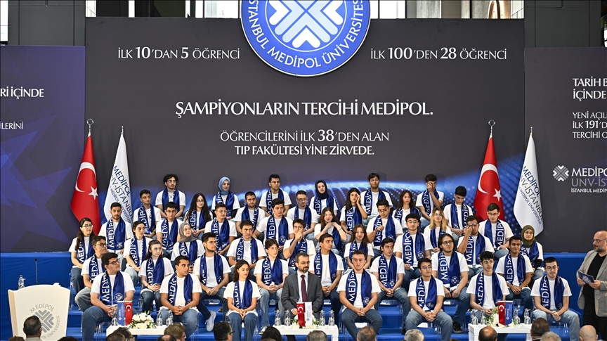 YKS'de dereceye giren 33 öğrenci İstanbul Medipol Üniversitesine yerleşti