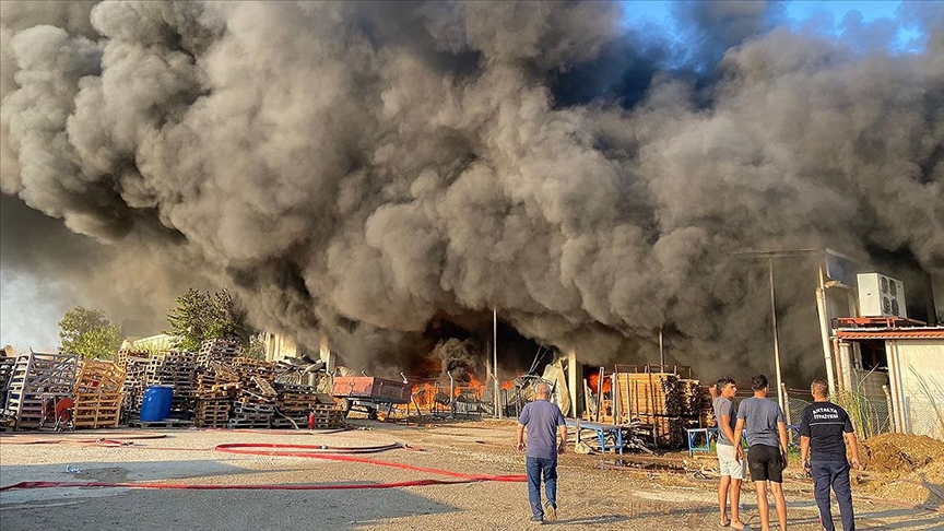 Antalya'da iki depoda çıkan yangın kontrol altına alındı