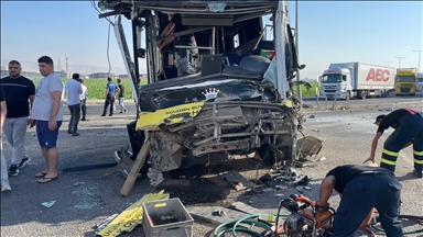 Li Mêrdînê otobêsa gel û TIR li hev qelibîn, kesek mir û 9 kes jî birîndar bûn