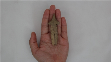 İzmir'deki Ulucak Höyüğü kazılarında 8 bin yıllık kil figür bulundu