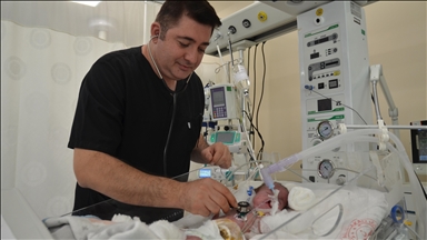 Minik Eva Nehir yapay kalp zarıyla sıkıntılarından kurtuldu 