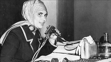 Fikirleri ve duruşuyla bir nesle öncülük eden yazar: Şule Yüksel Şenler