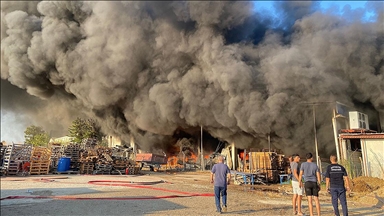 Antalya'da iki depoda çıkan yangın kontrol altına alındı