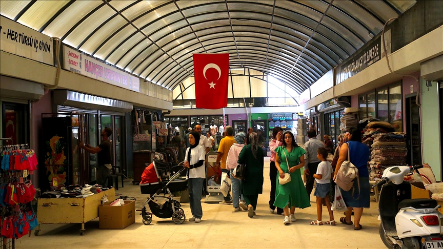 Hatay'da tarihi Uzun Çarşı esnafı geçici prefabrik dükkanlarında faaliyete başladı