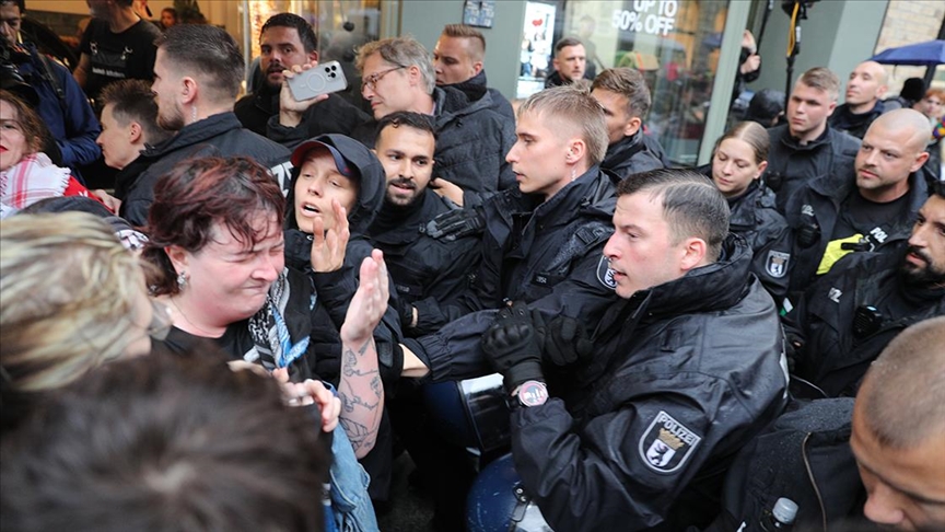 Almanya'da polis Filistin'e destek eylemine katılanlara sert müdahalede bulundu