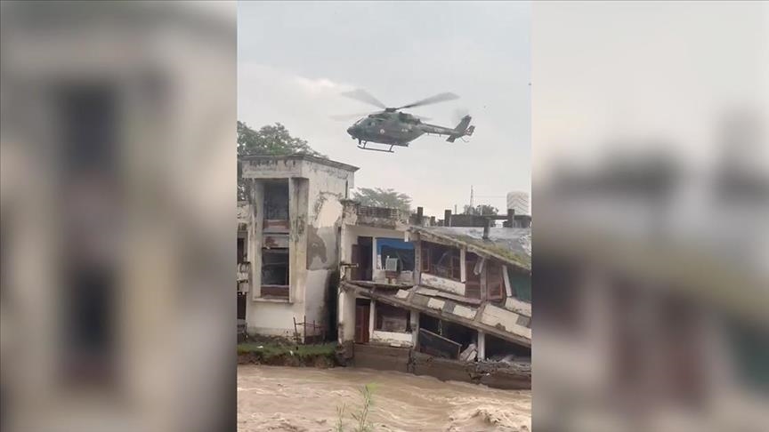 Индија: Воен хеликоптер ги спаси жителите од зграда пред уривање во поплавите во Пенџаб