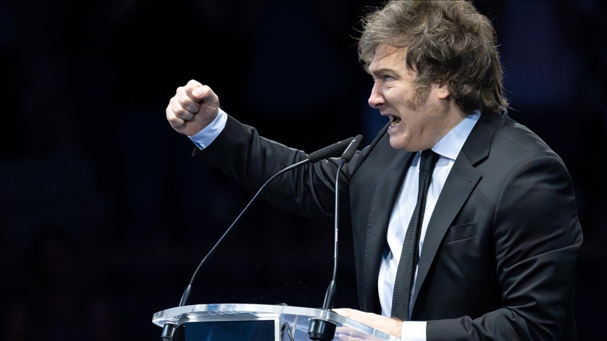Argentina’s president pelted with stones while campaigning